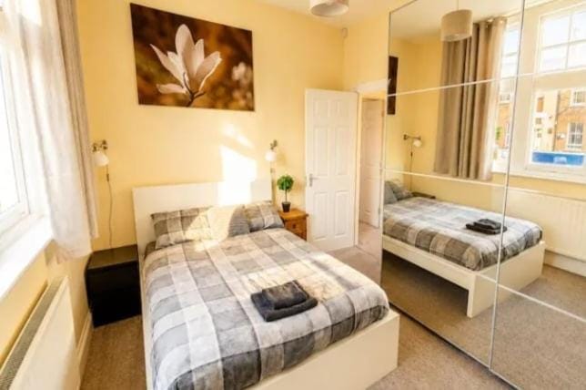 Bed, Photo of the whole room, Bedroom, towels
