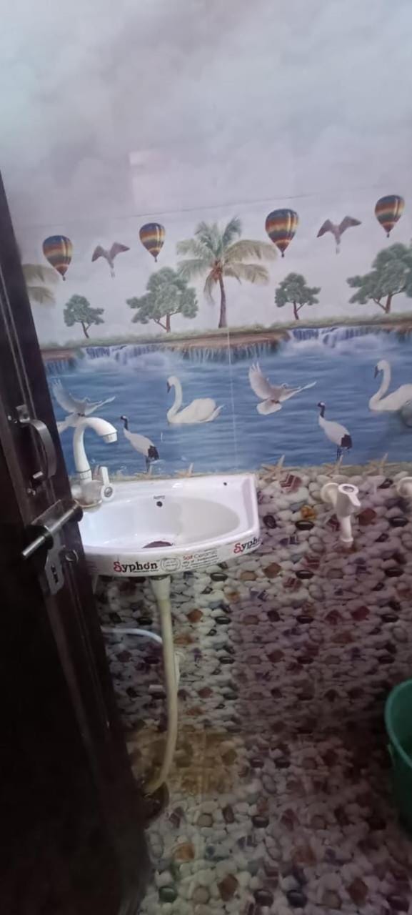 Toilet, Decorative detail