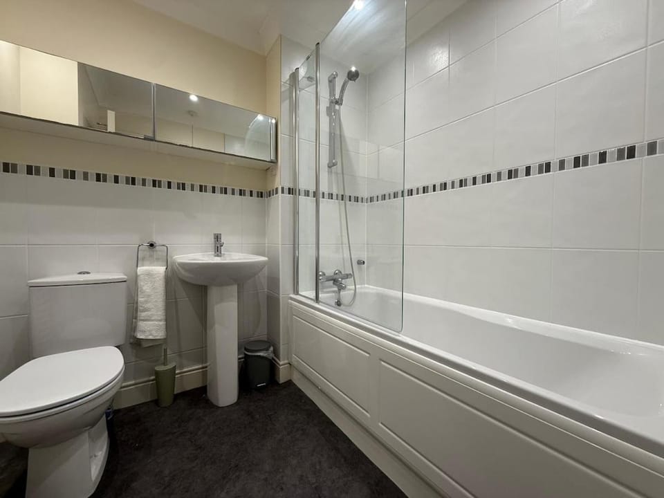Spacious 5BR, Cheltenham Town centre, inc parking House in Cheltenham