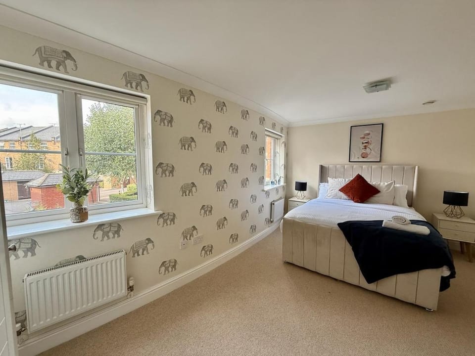 Spacious 5BR, Cheltenham Town centre, inc parking House in Cheltenham