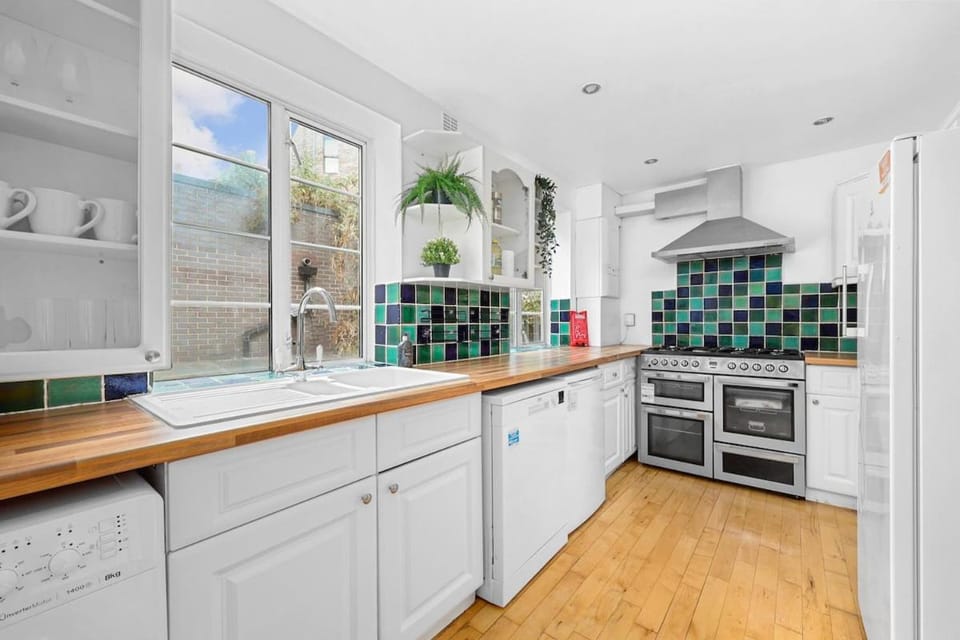 5 Bed 2 Bath Private House with Balcony - London Bed and Breakfast in London Borough of Islington
