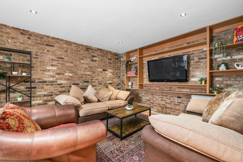 5 Bed 2 Bath Private House with Balcony - London Bed and Breakfast in London Borough of Islington