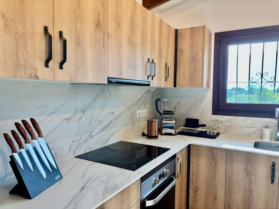 Kitchen or kitchenette, Dining area, stove, toaster