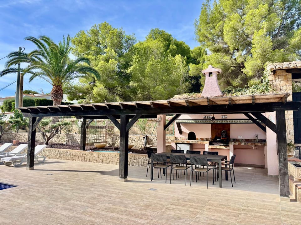 Day, BBQ facilities, Dining area, Swimming pool, sunbed