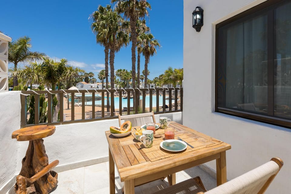 Balcony/Terrace, Food and drinks, Pool view, Swimming pool, Breakfast