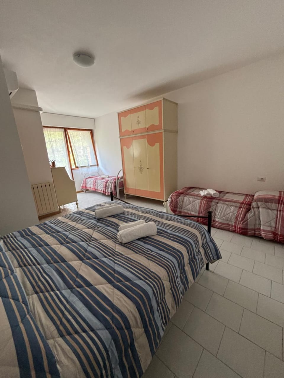 Bed, Photo of the whole room, towels