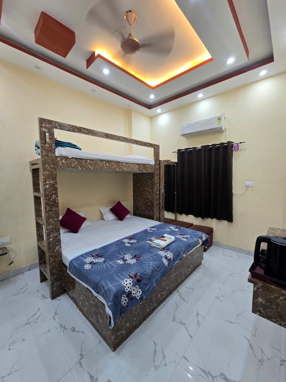 Bed, Photo of the whole room, Bedroom, towels, air conditioner
