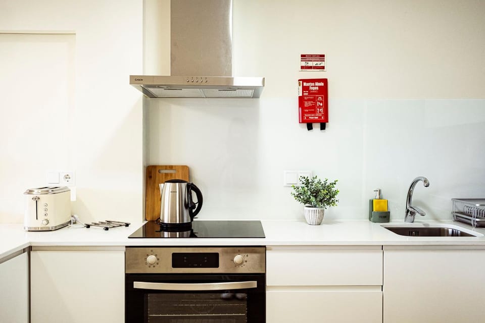 Coffee/tea facilities, Kitchen or kitchenette, stove, toaster