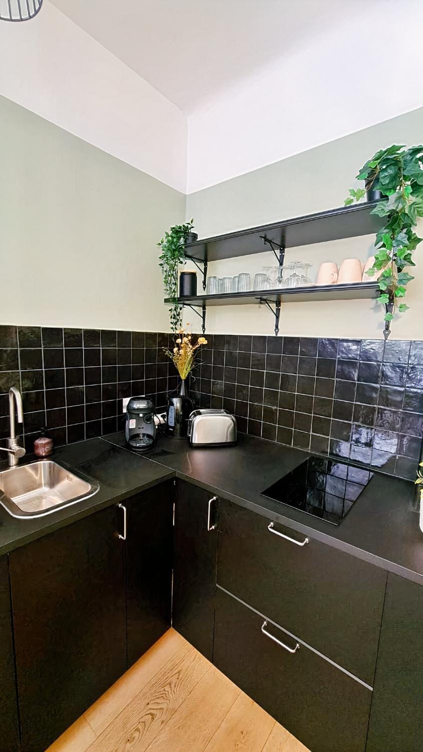 Coffee/tea facilities, Kitchen or kitchenette, stove