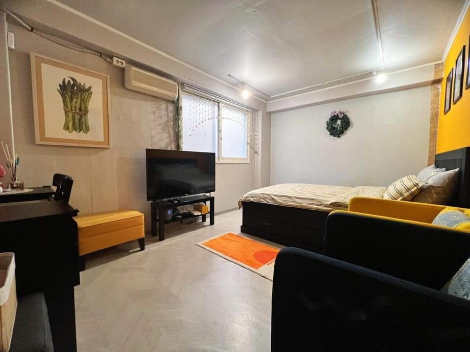 Bed, TV and multimedia, Evening entertainment, Bedroom