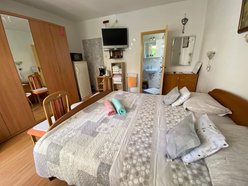 Bed, TV and multimedia, Bedroom, towels, wardrobe