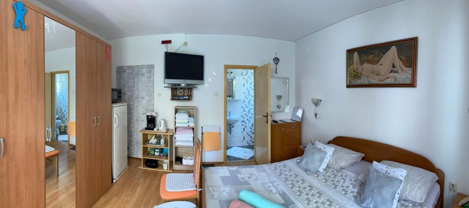Bed, TV and multimedia, Bedroom, wardrobe