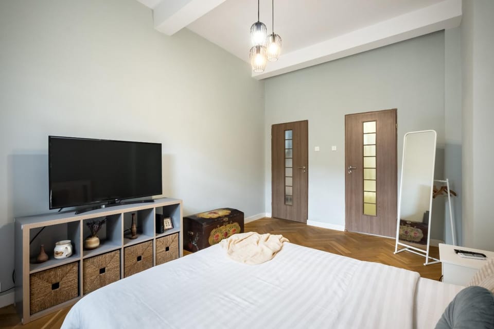Bed, TV and multimedia, Photo of the whole room