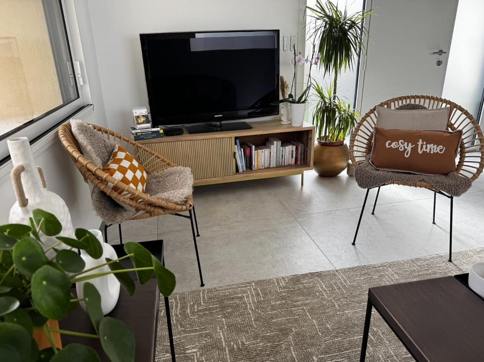 Communal lounge/ TV room, Library, TV and multimedia