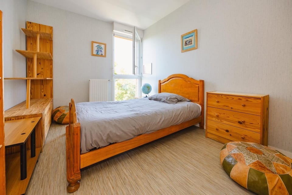 Photo of the whole room, Bedroom