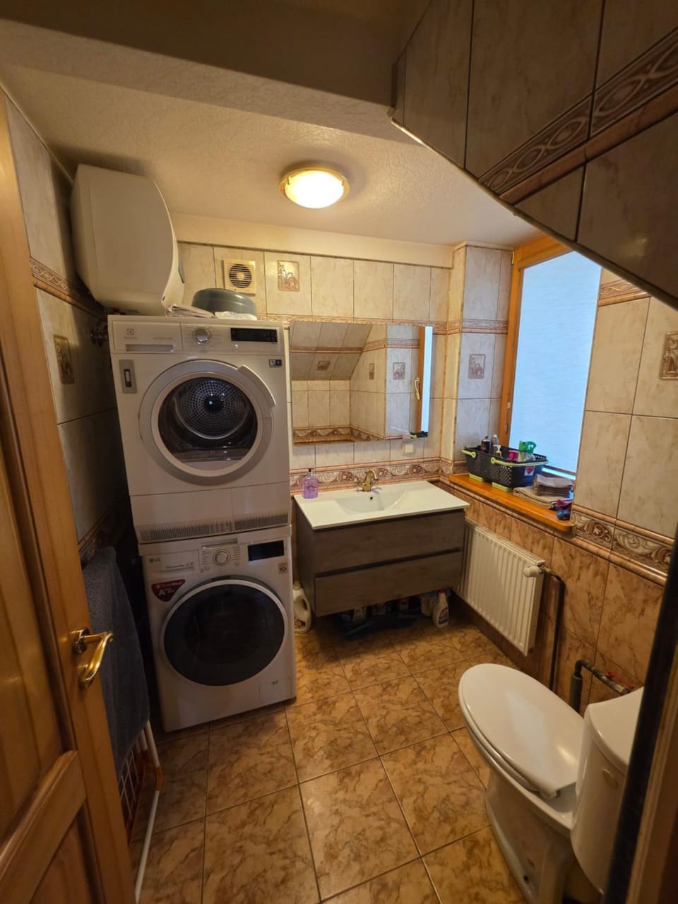 Toilet, Bathroom, towels, washing machine, dryer