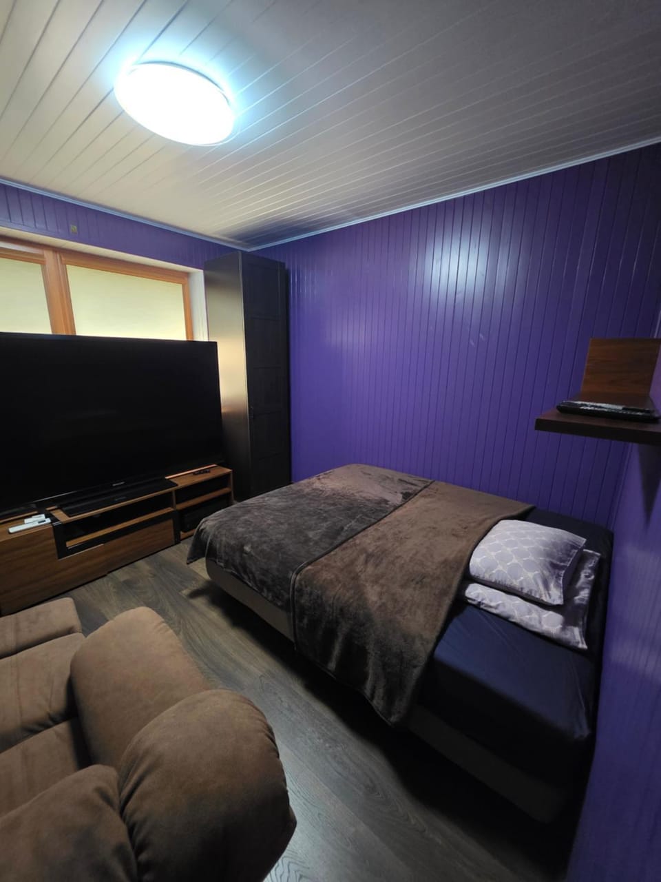 Bed, TV and multimedia, Seating area, Bedroom
