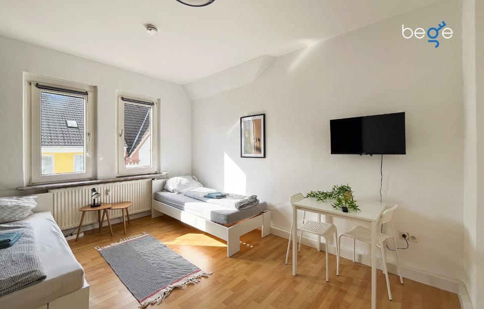 Bed, TV and multimedia, Photo of the whole room, Seating area, Bedroom
