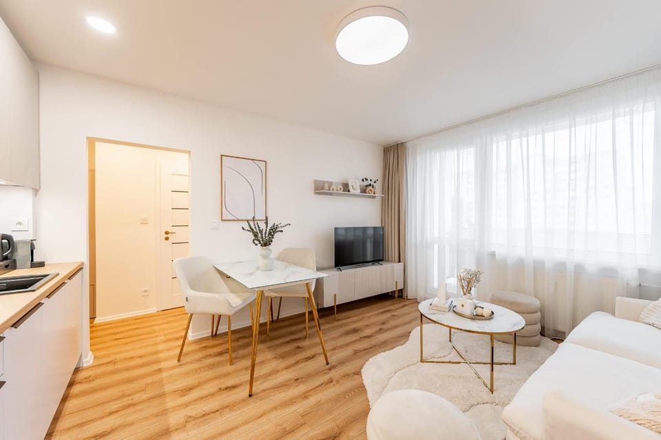 TV and multimedia, Kitchen or kitchenette, Living room, Seating area, Dining area