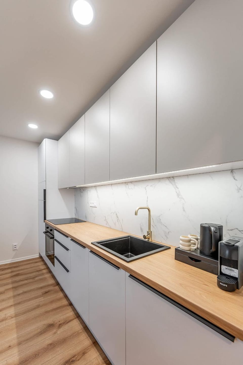 Coffee/tea facilities, Kitchen or kitchenette, stove