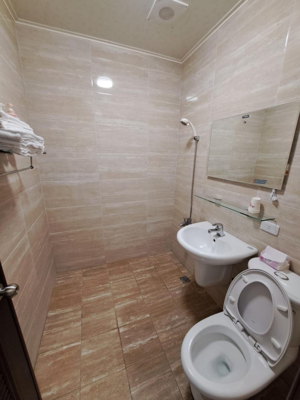 Shower, Toilet, Bathroom, towels