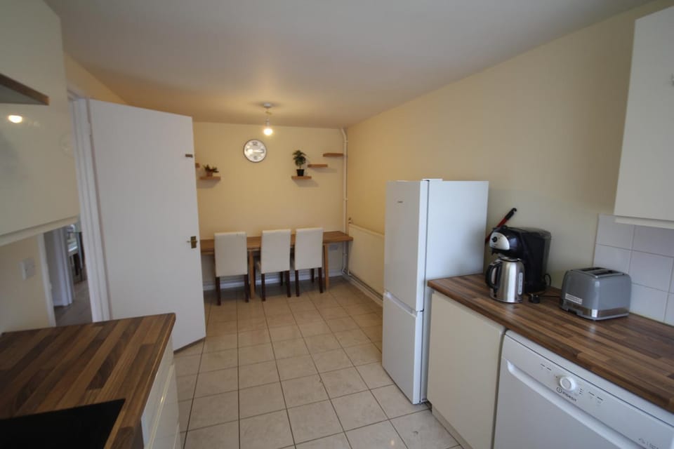 Coffee/tea facilities, Kitchen or kitchenette, Dining area