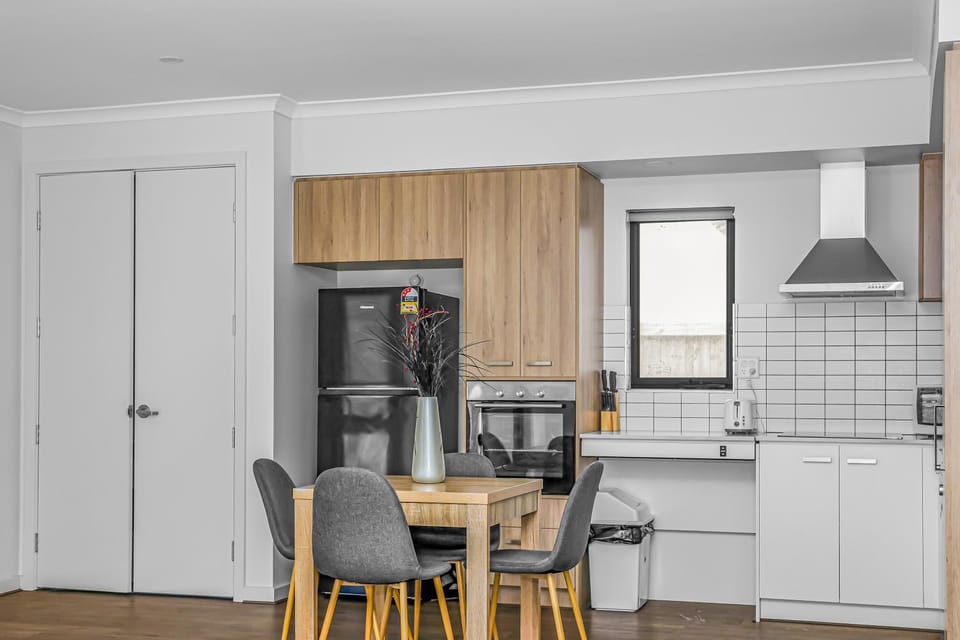 Kitchen or kitchenette, Dining area, oven, stove