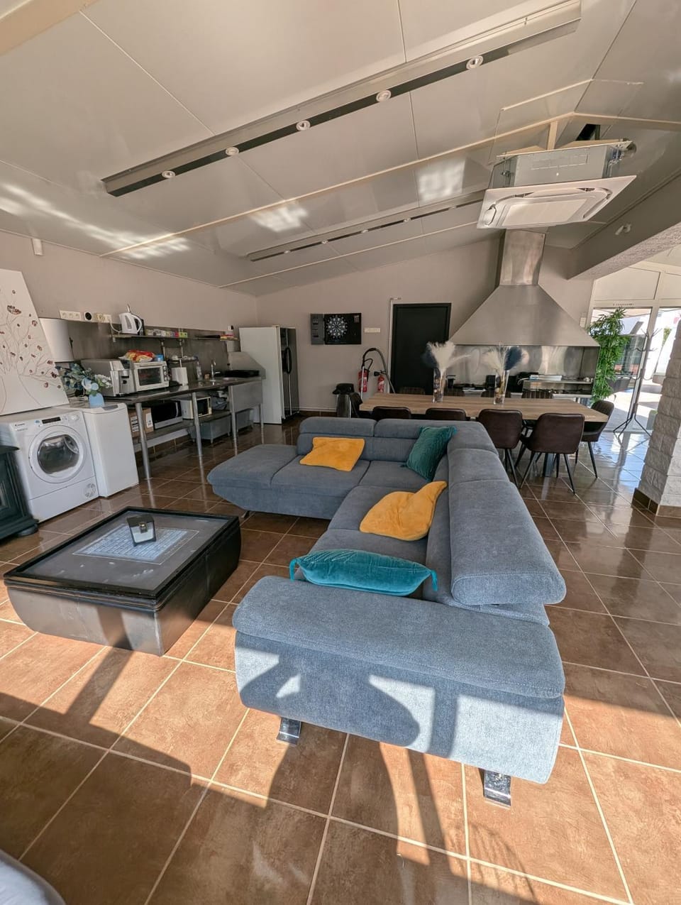 Communal lounge/ TV room, Living room, oven, stove, washing machine, dryer