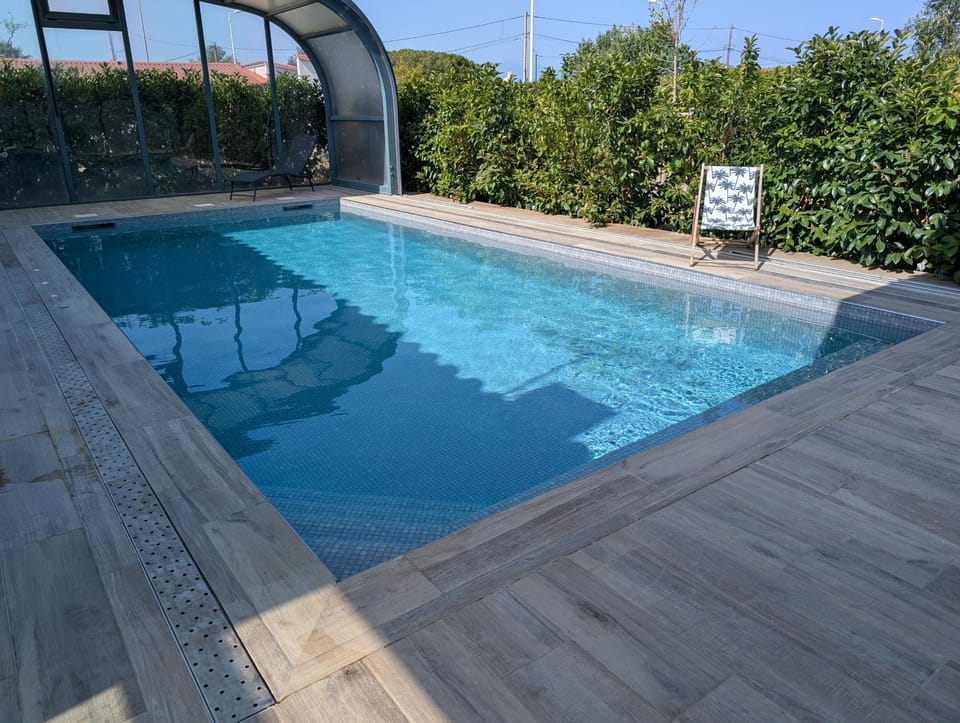 Swimming pool, sunbed