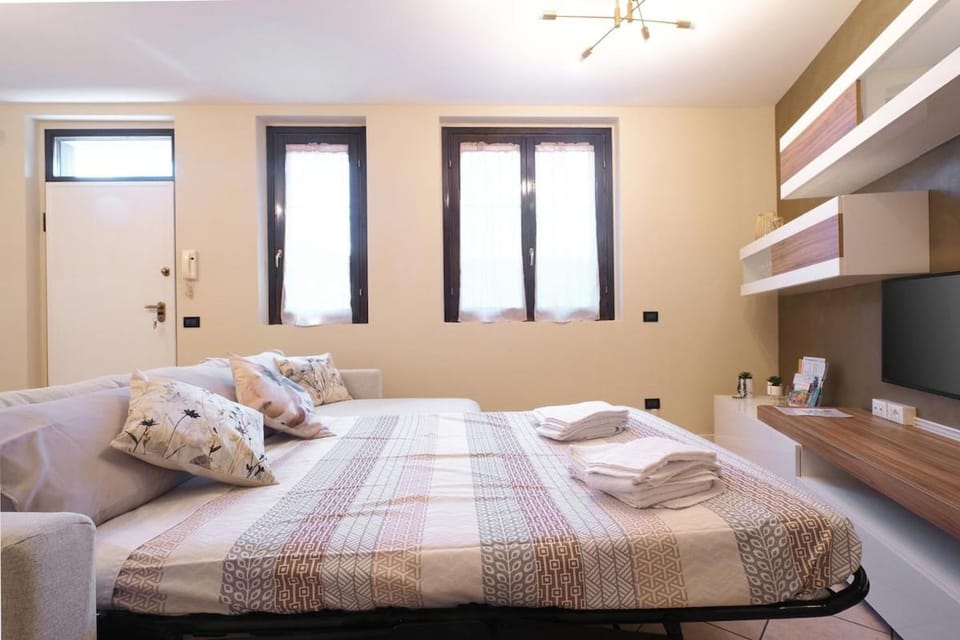 Tower & Lake Holiday Apartment in Province of Brescia