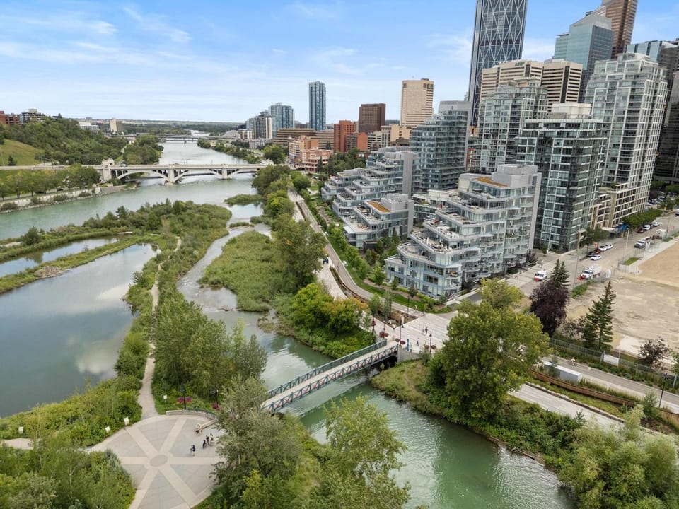 Riverside Retreat - FREE Banff Pass, Gym, Parking! Apartment in Calgary