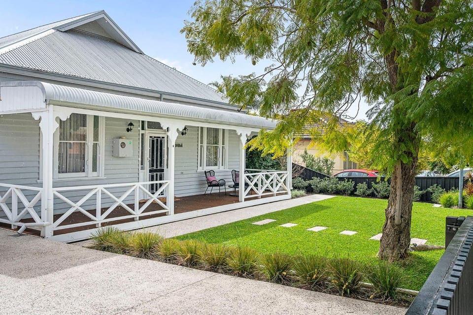 Stunning Bayswater Home Large Deck, BBQ House in Bayswater