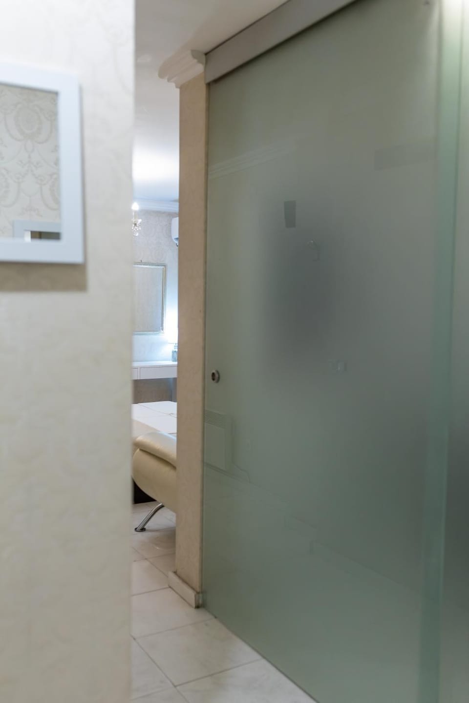 Photo of the whole room, Bedroom, wardrobe