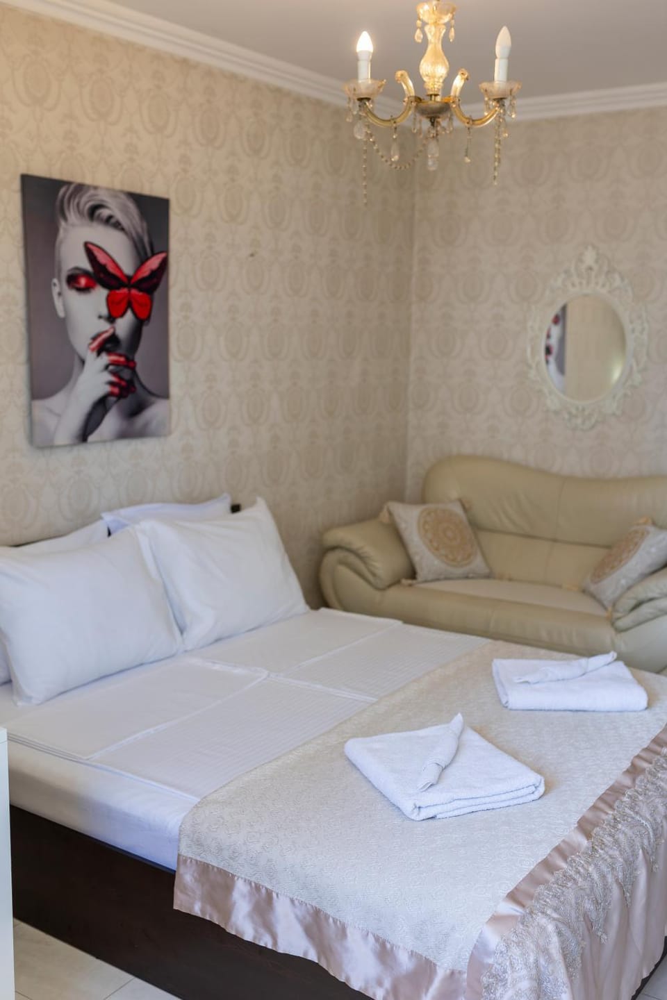 Bed, Photo of the whole room, Seating area, Bedroom, towels
