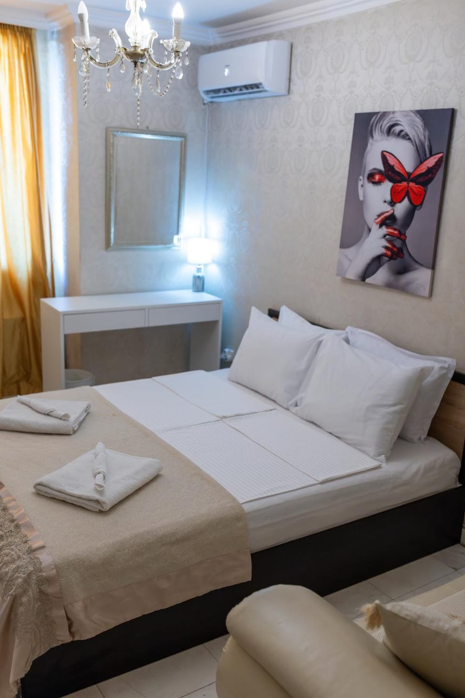 Bed, Photo of the whole room, Bedroom, towels
