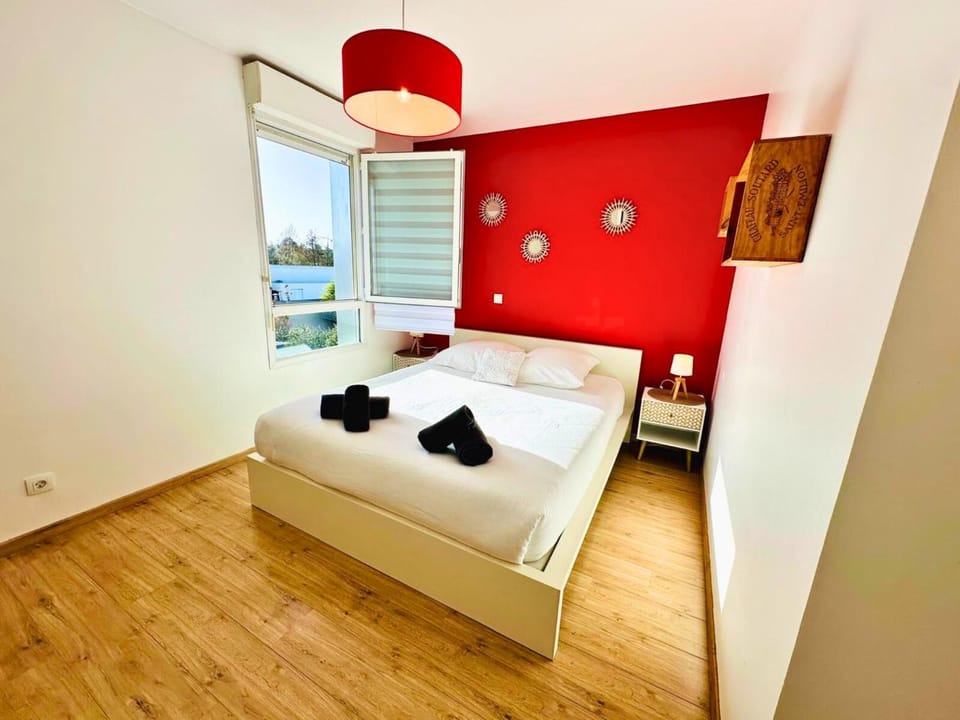Bed, Photo of the whole room, Bedroom, towels
