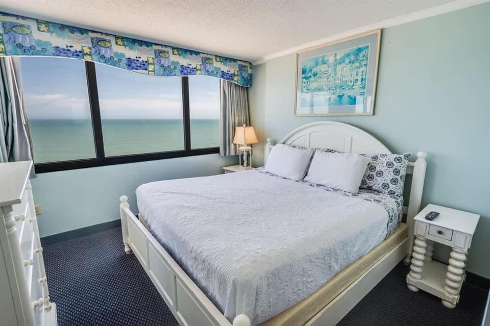 Exclusive Sands Beach Club New Direct Ocean View, House in South Carolina