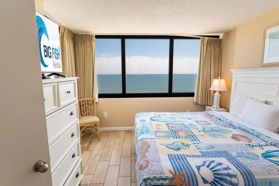 Oceanfront 2BR-Exclusive Sand Beach Club! House in South Carolina