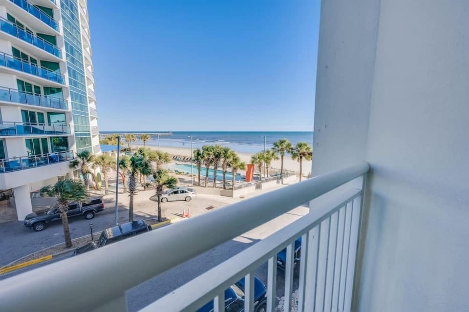 Amazing Oceanfront condo with pool & balcony views House in Myrtle Beach