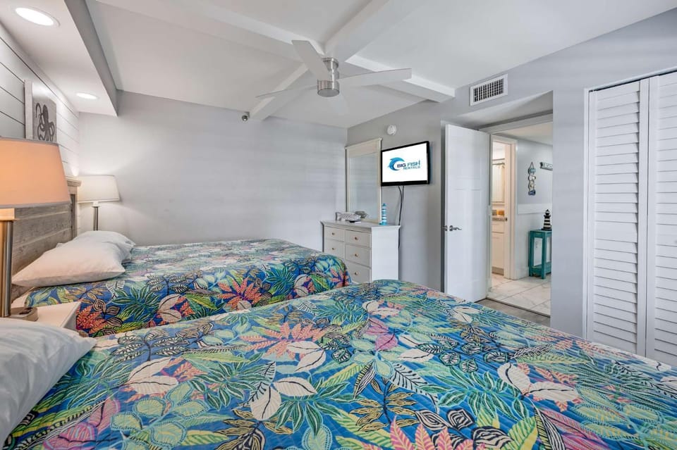Newly Remodeled 2BR Great Views, Pools, Low Floor House in South Carolina