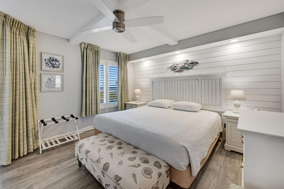 Newly Remodeled 2BR Great Views, Pools, Low Floor House in South Carolina