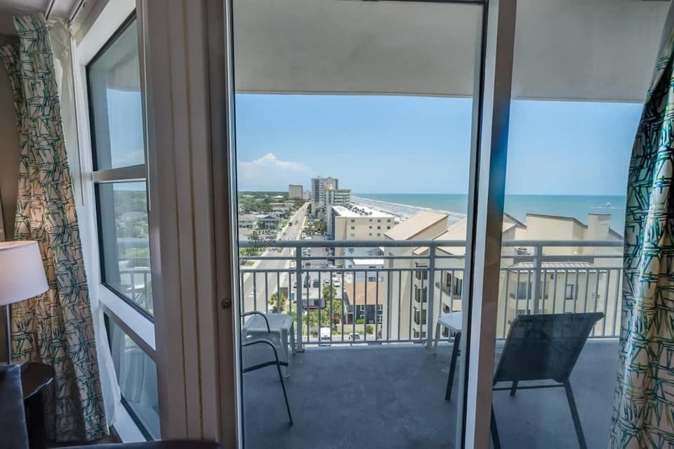 Private 3-Bedroom Seaside Resort with Views, Pools House in North Myrtle Beach