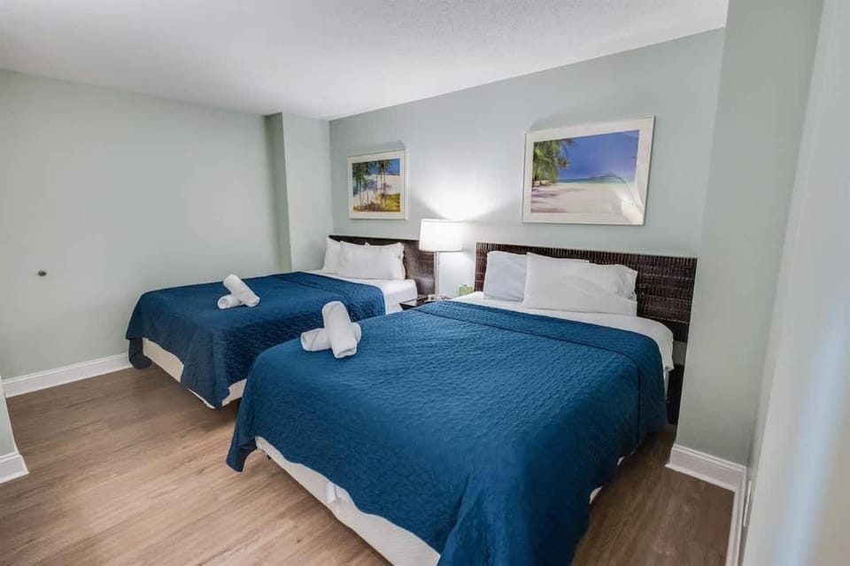Private 3-Bedroom Seaside Resort with Views, Pools House in North Myrtle Beach