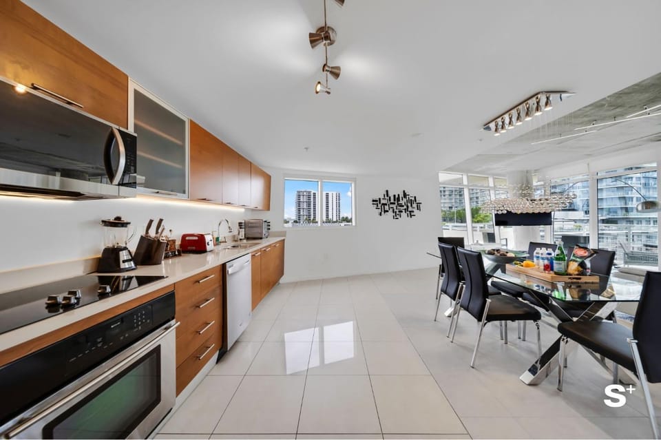 Spacious 3-BD Condo in Midtown Miami - Pool & Gym House in Miami