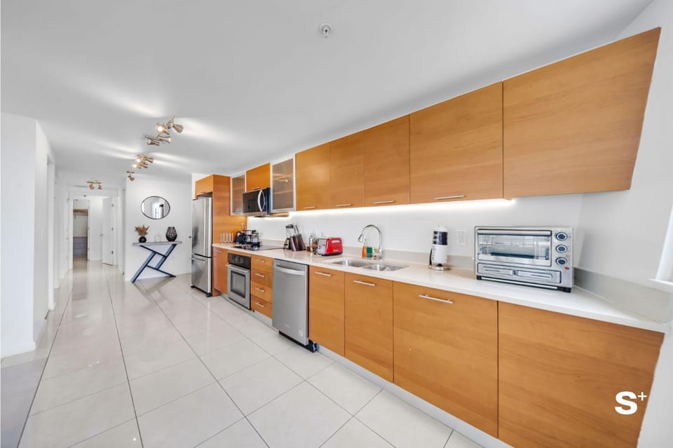 Coffee/tea facilities, Kitchen or kitchenette, dishwasher, microwave, oven, stove