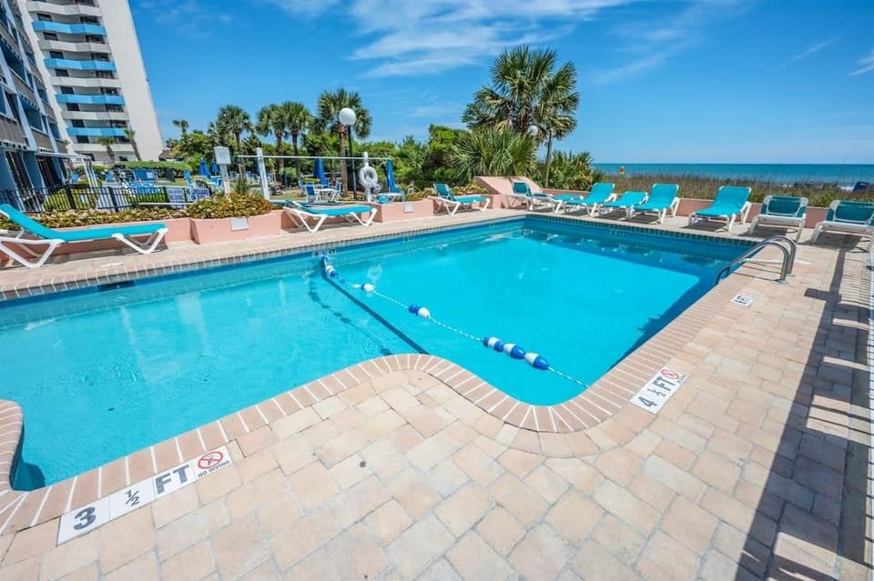 Oceanfront Views, 5th Floor Studio, Private, Pools House in Myrtle Beach