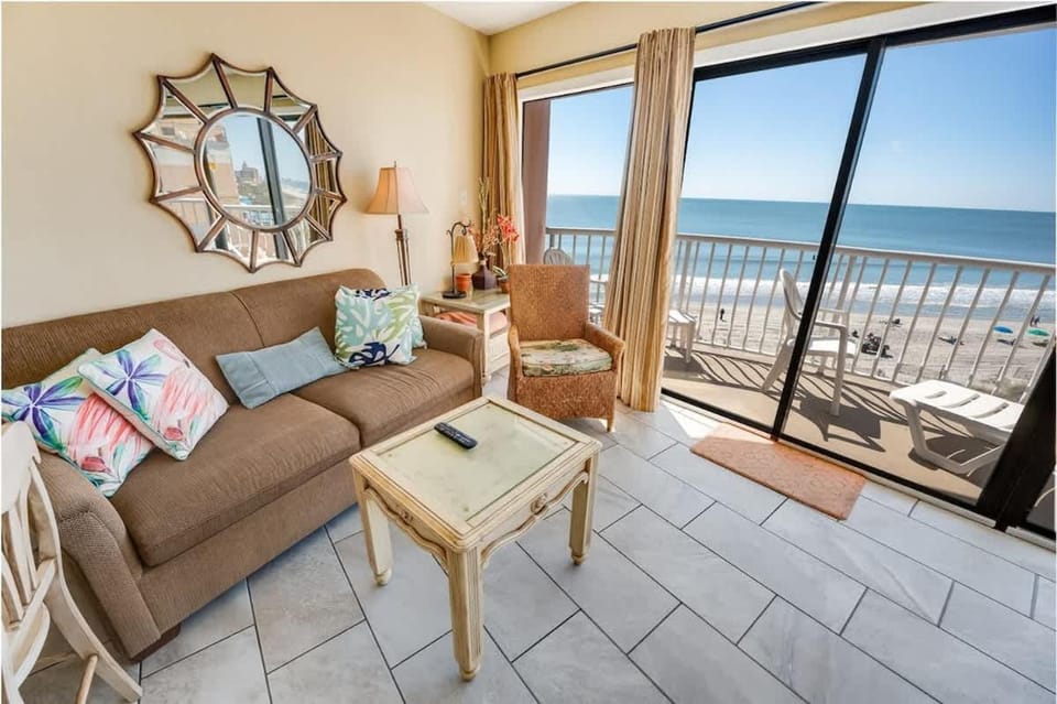 Oceanfront Views, 5th Floor Studio, Private, Pools House in Myrtle Beach