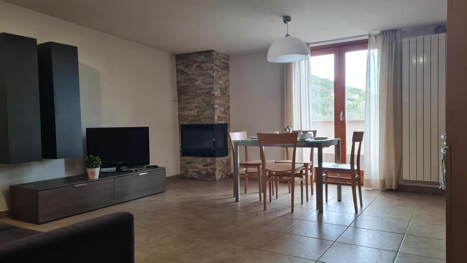 Communal lounge/ TV room, TV and multimedia, Living room, Seating area, Dining area