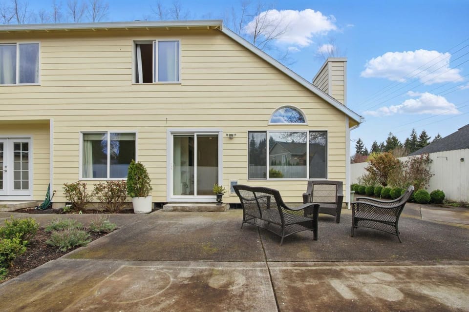 Property building, Day, Garden, Garden view