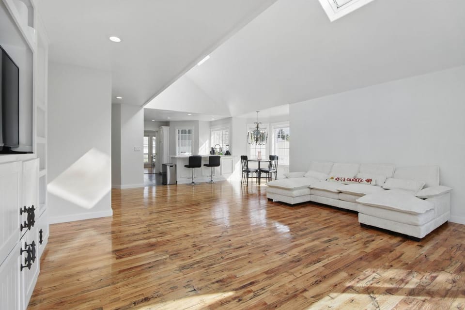 TV and multimedia, Kitchen or kitchenette, Living room, Seating area